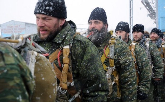 Amazing-Parachute-Jumps-of-the-Troops-Called-Airborne-and-Priests-001